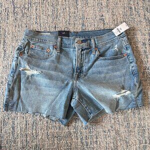 NWT Gap Women's Girlfriend Mid-Rise 5" Denim Raw Hem Shorts Size 28 / 6 Petite